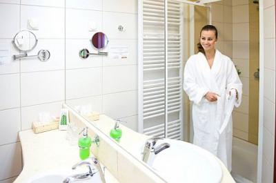 Airport Hotel Budapest 4* baño hermoso - ✔️ Airport Hotel Budapest**** - Hotel de descuento con transporte gratuito desde el aeropuerto