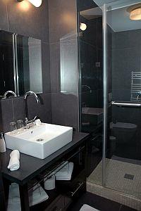 Hotel Broadway en el centro de Budapest - El cuarto de baño del  hotel superior de 4 estrellas  - Bliss Wellness Hotel Budapest - aparthotel en el centro de Budapest a precio favorable