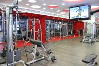 Hotel Broadway - sala de fitness equipada con maquinas de cardio en Budapest