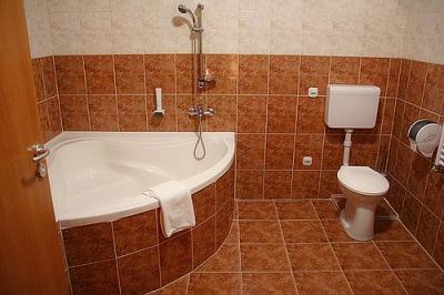 Cuarto de baño de Hotel Canada Budapest con bañera de esquina - alojamiento barato cerca de la autopista M5 - Hotel Canada Budapest - Hotel Canada de tres estrellas con un precio de lanzamiento en Budapest, en la avenida Soroksari