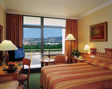 Hermosa y luminosa habitación doble en el Danubius Health Spa Resort Hotel Helia - Hotel Helia**** Budapest - alojamiento termal en Budapest con vista al Danubio