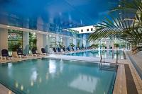 Piscina cubierta para nadar en el centro de wellness y de spa del Danubius Health Spa Resort Helia