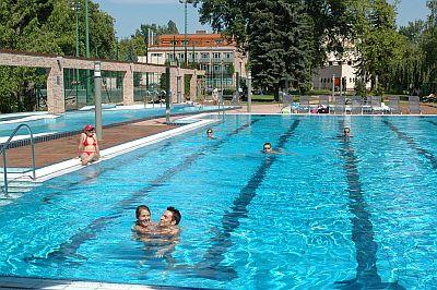 Piscina al aire libre - Holiday Beach Budapest - hotel Wellness - Budapest - Hungría - Wellness - Hotel de Conferencias - ✔️ Holiday Beach Hotel**** Budapest - Wellness y Conferencias Hotel de 4 estrellas en Budapest