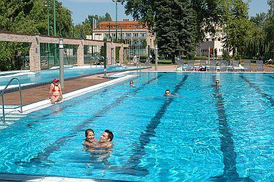 Piscina al aire libre - Holiday Beach Budapest - hotel Wellness - Budapest - Hungría - Wellness - Hotel de Conferencias - ✔️ Holiday Beach Hotel**** Budapest - Wellness y Conferencias Hotel de 4 estrellas en Budapest