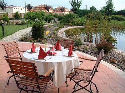 La terraza y el jardín del Hotel Stacio - Hotel Airport Stacio en Vecses - ✔️ Airport Hotel Stáció**** Vecsés - Hotel alrededor del aeropuerto de Budapest a precio pagable