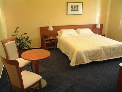 Habitación doble con transfer en el Hotel Airport Stacio en Vecses - a 5 minutos del aeropuerto  - ✔️ Airport Hotel Stáció Vecsés ✔️ Hotel aeropuerto Budapest