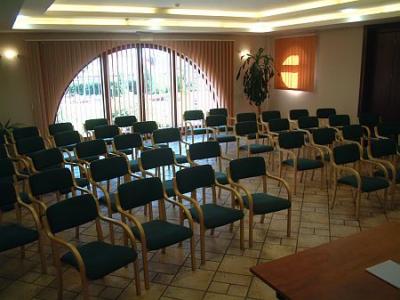 Sala de reuniones en el Hotel Stacio Airport en Vecses - ✔️ Airport Hotel Stáció Vecsés ✔️ Hotel aeropuerto Budapest