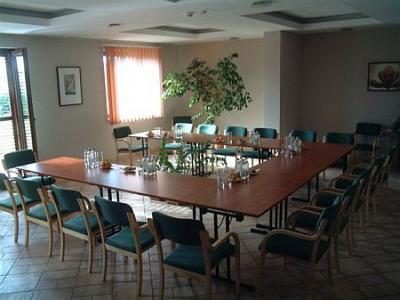 Sala de reuniones cerca del aeropuerto - Hotel Airport Stacio - Hotel de 4 estrellas en Vecses - ✔️ Airport Hotel Stáció Vecsés ✔️ Hotel aeropuerto Budapest