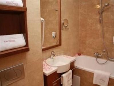 Elegante cuarto de Baño - Hotel 4 - estrellas Bristol en el centro de Budapest - ✔️ Hotel Bristol Budapest - hotel de 4 estrellas en Budapest