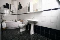 Un cuarto de baño elegante en el Hotel Central 21, en el centro de Budapest