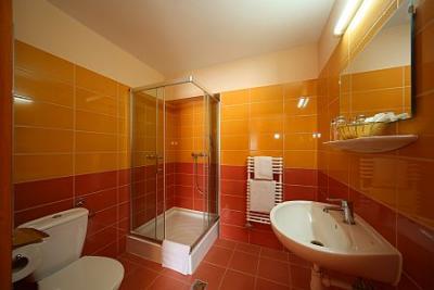 Baño de Hotel Six Inn en el distrito VI., cerca de West End City Center - Six Inn Hotel Budapest - descuento hotel de 3 estrellas cerca de estación de ferrocarril Nyugati en Budapest