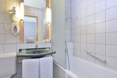 Cuarto de baño del Hotel Ibis Budapest Citysouth*** - ✔️ Ibis Budapest Citysouth*** - Hotel Ibis con descuento cerca del aeropuerto