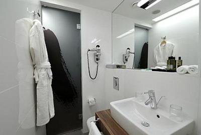 Baño en una habitaicón del Hotel Nemzeti Budapest MGallery - ✔️ Hotel Nemzeti Budapest MGallery - hotel de 4 estrellas en el centro de Budapest