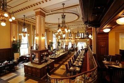 Hotel Novotel Budapest Centrum -  la sala de desayuno en el Hotel Novotel Centrum Budapest - hotel de 4 estrellas - ✔️ Hotel Novotel Budapest Centrum**** - de cuatro estrellas hotel de Budapest